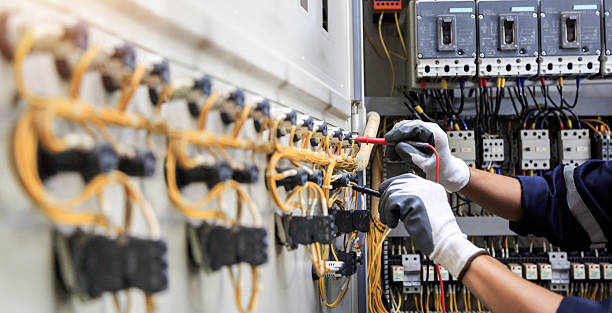 Professional Electrician technician working in Pleasant Ridge, MI